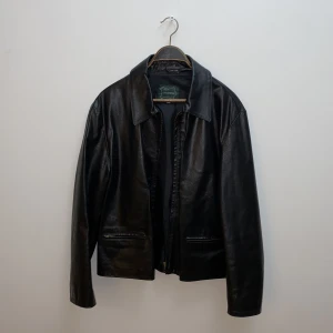 Svart läder jacka   - A trendy black leather jacket. 