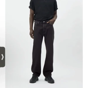 Weekday jeans - Svarta Weekday jeans, använda max 10 gånger så inga defekter. Ny pris 600kr. Det går att lägga ihop denna annons med andra annonser på min sida för bättre priser.