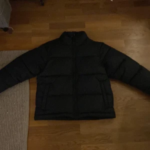 Everest puffer vinter jacka  - Säljer denna jacka då jag har köpt en ny peack jacka. Jaga är riktigt skön och värmer bra under vintern. Har bara använt typ 5 gånger och den är som ny. 