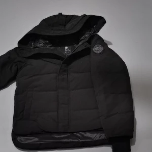 Canada goose - Canada goose jacka i storlek S möts upp i Göteborg men fraktar också. Kan diskutera priset