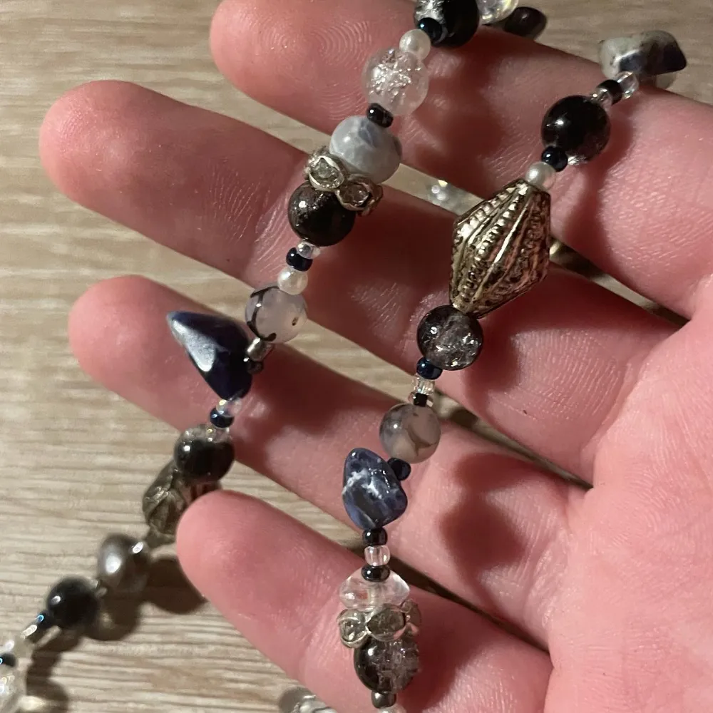 Halsband med bla kristallerna bergskristall och sodalit, antiksilver och glaspärlor!. Accessoarer.