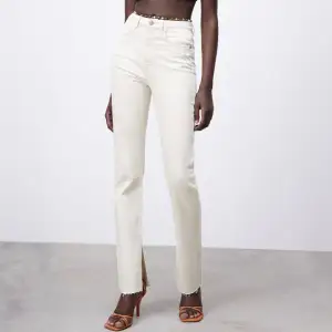 Säljer detta jättefina beiga jeans från zara som har skit nertill. Lite skador finns vid slitsen men det går att fixa! De säljs för 220kr inklusive frakt! Dem finns inte kvar på zara! ☺️🫶🏻