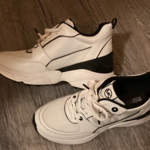Skor Michael Kors oanvända - Michael kors  sneakers  i Stl 38 oanvända