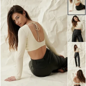 Glittrig topp öppen rygg  - glittrig topp som aldrig kom till användning och därav nyskick med alla lappar kvar, fin i ryggen och typ krämvit färg, köpare står för frakt 🤍