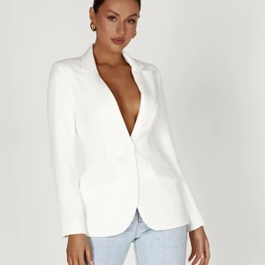 Vit kavaj/blazer - En jättefin kavaj/blazer från Meshki i storlek xs. Den är helt ny och oanvänd, jag köpte den till min student men den är lite för tajt på mig och därför säljer jag den. Materialet på den är även jätte bra och gör den värd priset. Jag köpte den för 1000kr🥰