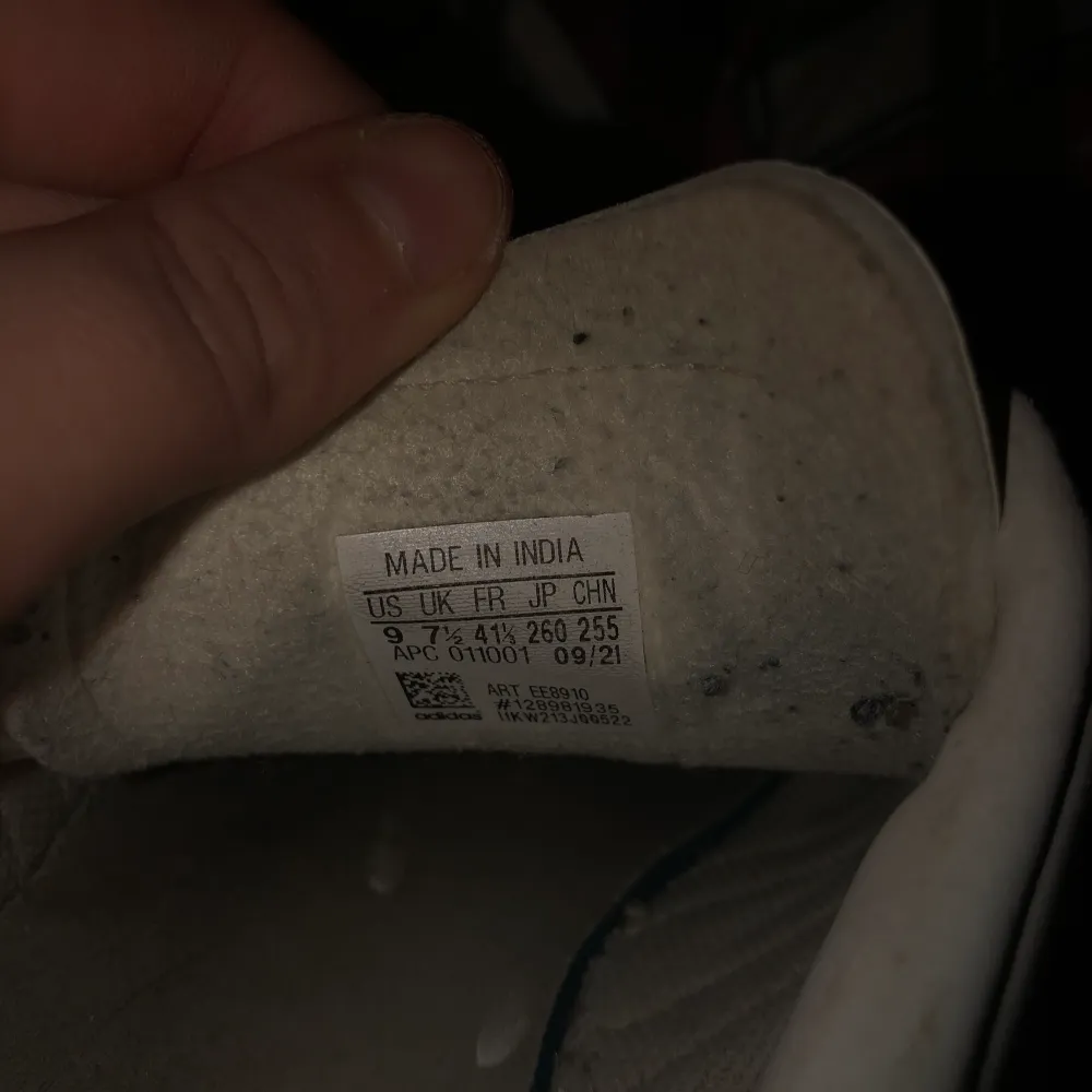 Lite smutsiga adidas skor i storlek 41,används ett par gånger,kan diskutera pris. Skor.