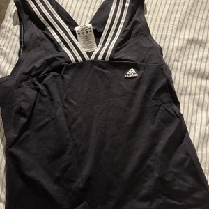 Adidas tröja - Svart adidas tröja med vita detaljer Strl: XL (men jag är strl S och skulle säga att tröjan passar XS-M) Pris: 50kr+frakt