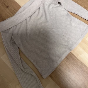Off shoulder tröja - Säljer denna fina beiga toppen med off shoulder. Använd få ggr. 