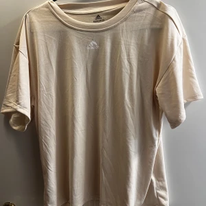 Adidas Tränings tröja  - Säljer en adidas tröja. Använd en gång 