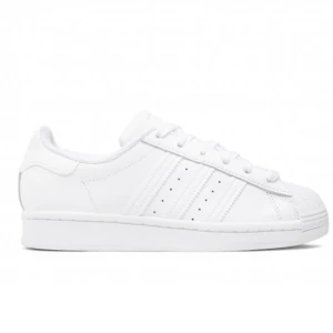 Adidas skor i vitt - Dessa skorna är från märket Adidas i storlek 36 1/3.  Mycket bekväma skor. Använd ett par gånger Pris kan diskuteras 