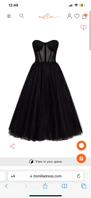 Svart balklänning - Se ut som en prinsessballerina på din bal! Om du vill se mer bilder gå in på itsmilladress.com och sök på Black Strapless Puffy Midi Tulle Dress.  Kontakta även för privata bilder😊