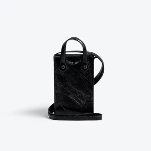 Zadig Voltaire sunny phone pouch - Väskan är alldrig andvänd och köpt förra året❤ perfekt condition och är skittnsygg. Bandet är sytt på och väskan är svart läder. Får plats med kort, mobil, nycklar och solglasögon☀️ Säljer då jag har köpt en ny väska❤️ perfekt nu till sommaren. Nypris 2 292