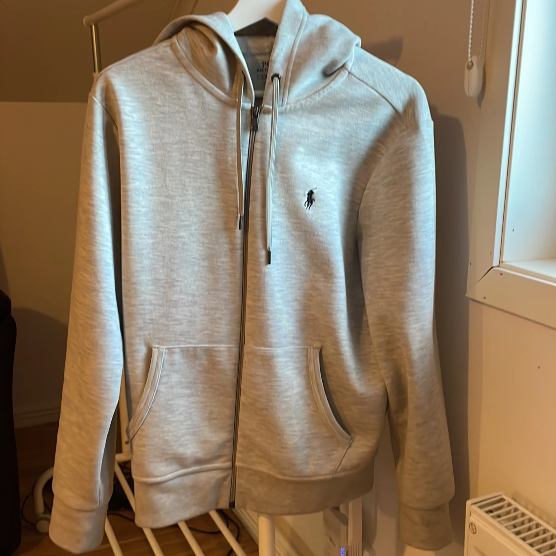 Grå polo zip