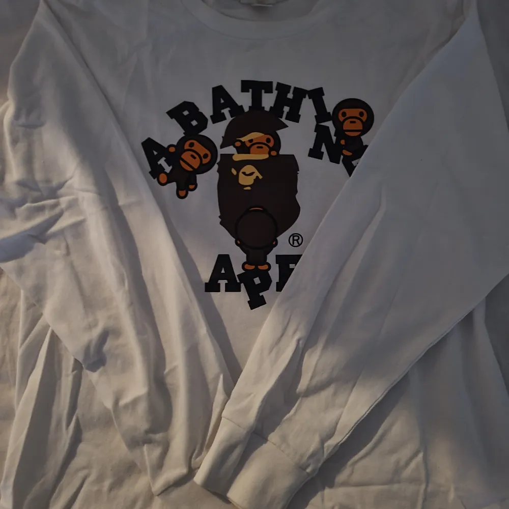 BAPE College Milo Longesleeve tee Helt oanvänd  . T-shirts.