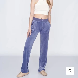 Juicy Couture  - Säljer dessa skitsnygga juicy couture byxorna i modellen classic velour! Säljer pga jag har köpt ett par nya som jag tycker om färgen mer på och behöver pengar! Dem är nästan helt oanvända har bara använt dem inomhus några få gånger, normalpris 1100 kr!⭐️