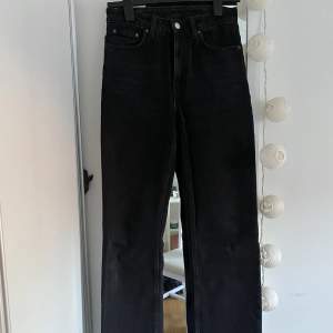 Säljer mina svarta voyage High straight jeans. Modellen är tajt över rumpa, raka långa ben. Använda en gång. Dm för fler bilder 