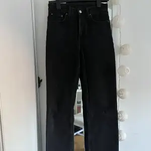 Säljer mina svarta voyage High straight jeans. Modellen är tajt över rumpa, raka långa ben. Använda en gång. Dm för fler bilder 