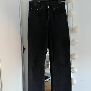 Weekday jeans  - Säljer mina svarta voyage High straight jeans. Modellen är tajt över rumpa, raka långa ben. Använda en gång. Dm för fler bilder 
