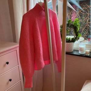 Mjuk stickad tröja - (Färgen är den som syns på den första bilden) En mjuk stickad tröja från LXA som är nästan helt oanvänd. Den är i S men passar många beroende på hur man vill att den ska sitta. Nyskick och sticks inte alls! Så mjuk. Nypris 599kr men säljer för 300kr