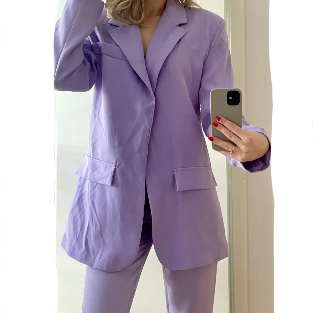 Säljer denna fina lila kostym då den inte kom till användning. Helt oanvänd, endast testad. Köpt på Boohoo för 700kr, säljer för 400kr💜. Kostymer.