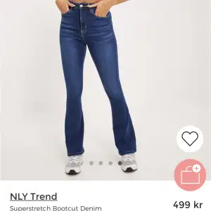 Jeans köpta på Nelly för 500 kr, säljer för 250 kr. Ignorera fläcken, det är på spegeln inte på jeansen. Jeansen är precis som nya då dom var lite för stora för mig, men stretchiga och sköna är dom! St EU 34. Färg mörkblå.Om du vill ha fler bilder, fråga!