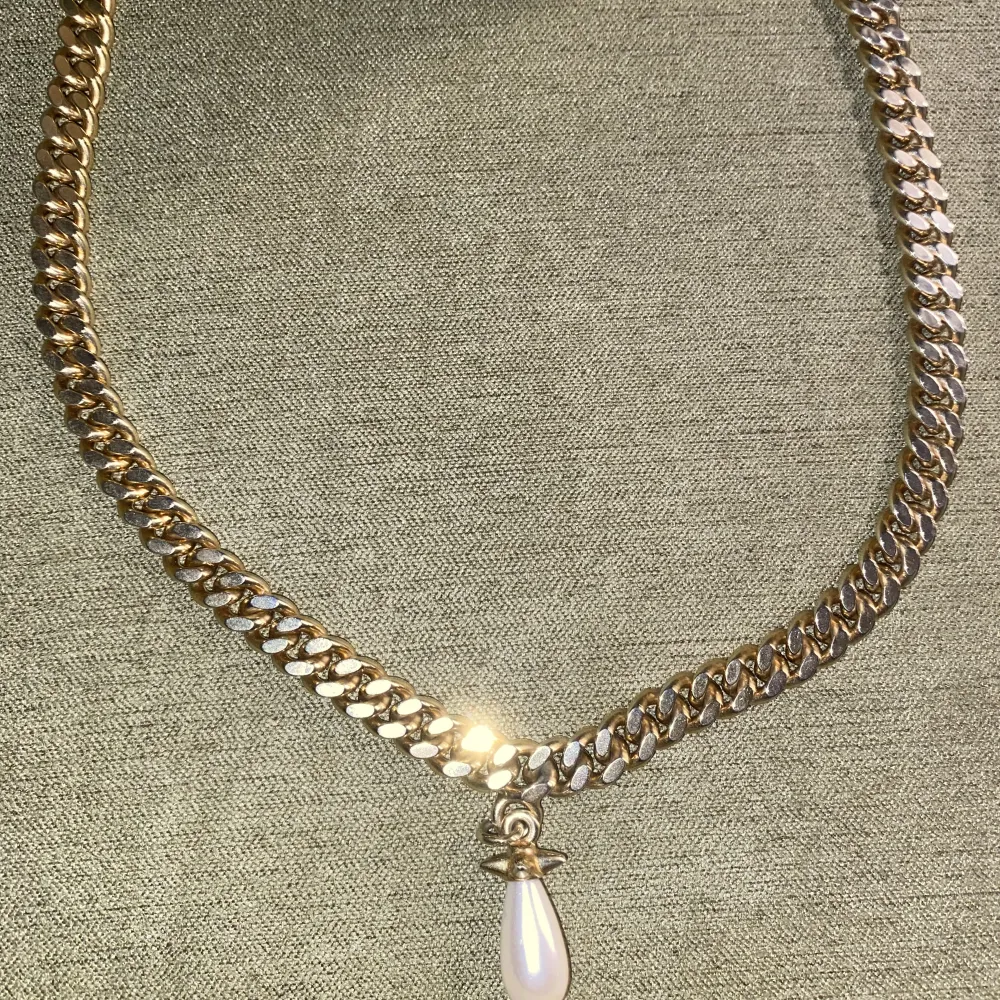 Smycke från Maria Nilsdotter. Köpt i år använd 5 gånger.   The Chunky Chain Drop Pearl Necklace is hand made in gold-plated silver with one drop shaped glass pearl and spike detailing. The necklace is adjustable between 40 to 45cm. Accessoarer.