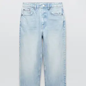 Jeans från Zara i storlek 32. Samma jeans som på bilden fast utan slitningen längst ner. Skriv för fler bilder 💕 100kr + frakt! 