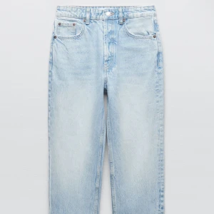 Zara jeans  - Jeans från Zara i storlek 32. Samma jeans som på bilden fast utan slitningen längst ner. Skriv för fler bilder 💕 100kr + frakt! 