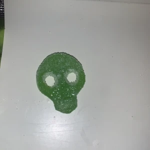 grön skalle  - Hej! Säljer en superfin och jätte mumsig grön dödskalle från Dollar Store. Lite trasig som ni kan se på sista bilden men annars nästan i nyskick. Pyttelite blöt men det märks inte. ⚠️OBS: påsen ingår inte, endast en dödskalle kvar.⚠️ Köparen betalar frakt.