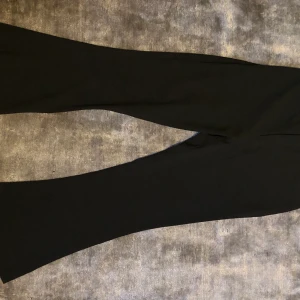 Bootcut kostymbyxor - Svarta supersnygga kostymbyxor