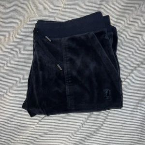 Juicy Couture byxor - Köpte dessa här på plick men de var fel storlek så säljer de igen☺️De är i fint skick, jag har använt dom få gånger! Förra ägaren har klippt bort lappen där back, om du vill ha mer info om de skriv gärna!☺️