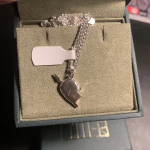 You and me  - Fint maria Nilsdotter halsband. Nyskick, aldrig använt och säljer endast då jag fick båda två men behöver bara ett. 💗buda med minst 20kr höjning, ALLA BUD ÄR BINDANDE så buda bara om du kan betala! 