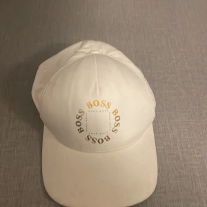 Hugo boss keps - Användes ungefär i en vecka och den har bra sting 