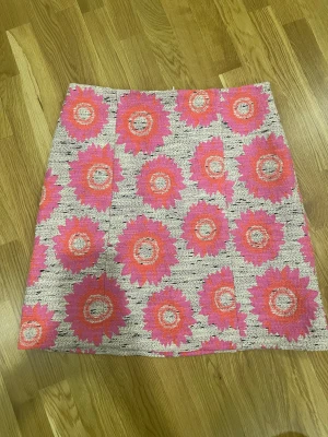 Blommig tweedkjol stl. 36 Trina Turk - Jätte fin och elegant kort tweedkjol från märket Trina Turk som är i jätte bra skick stl 4 motsvarar stl 36 eller small