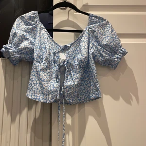 Topp - Super söt blommig topp!