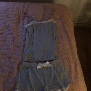 Pyjamassett  - Ett pyjamassett från Kappahl i storlek 146-152 men skulle säga en xs.