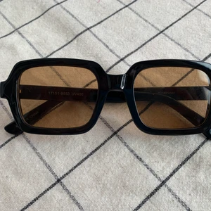 Solglasögon  - Trendiga solglasögon, passar till allt :) använda en gång. 