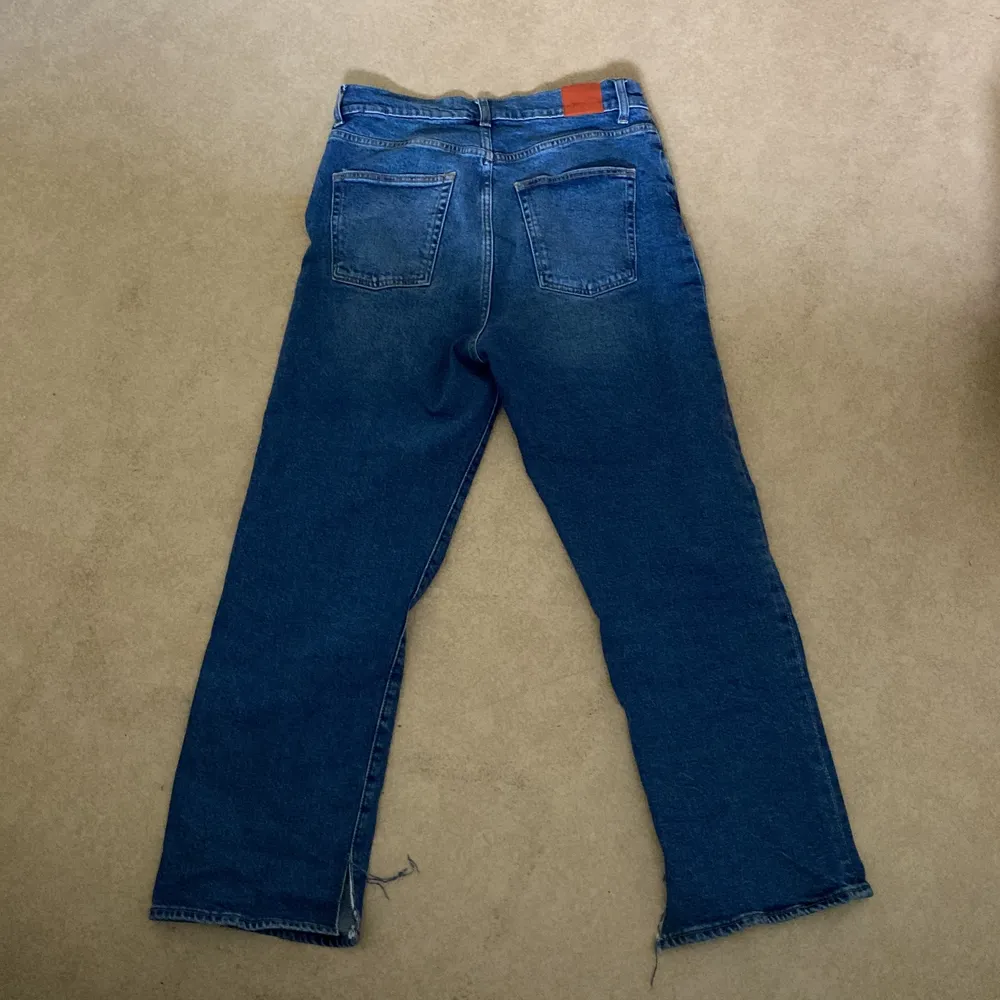 Jeans från Zara, strl 40 passar en med strl M.                             200kr . Jeans & Byxor.