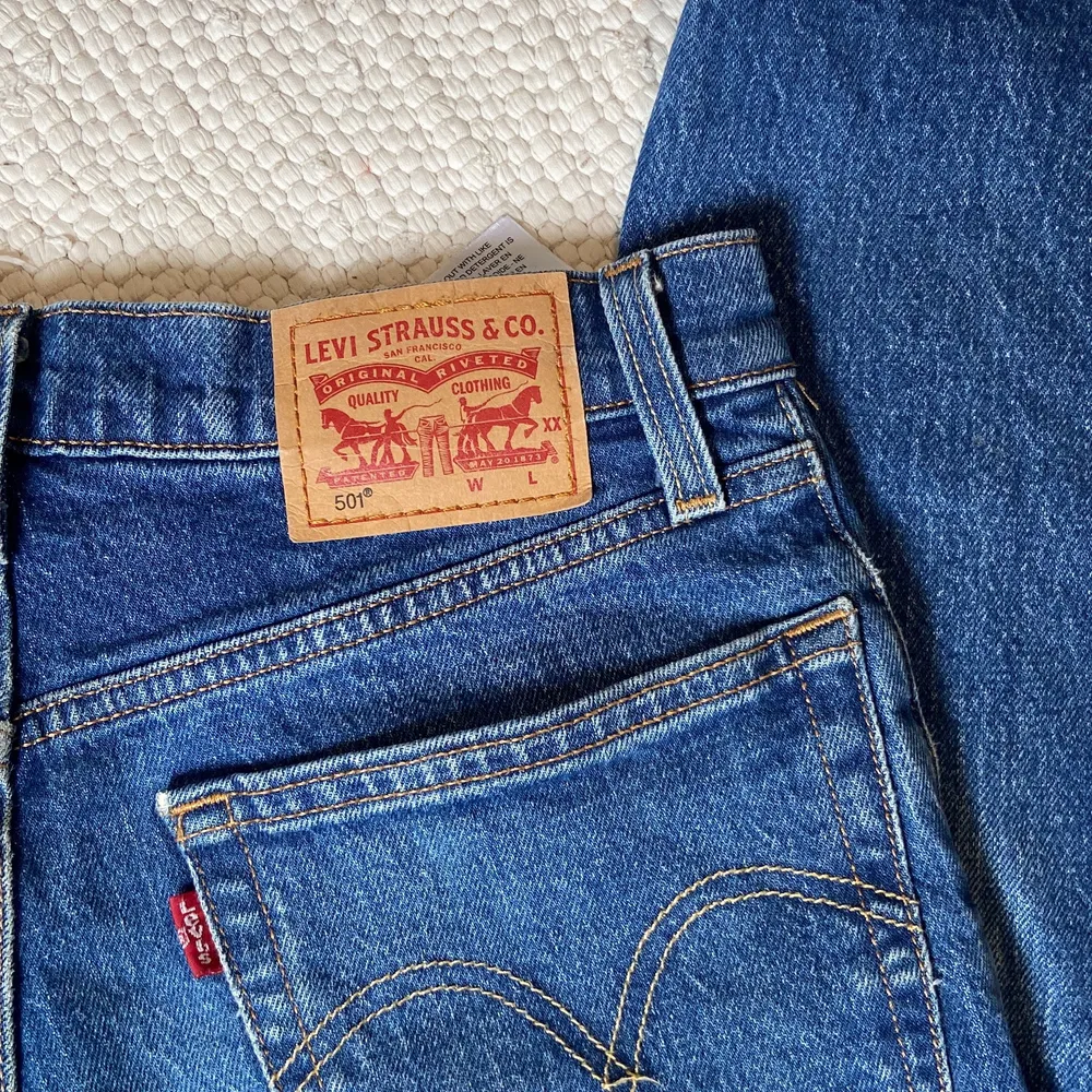 Säljer mina Levis 501 jeans som är mid rise me typ mom jeans fit, skitsnygga men för korta på mig som är 177:( köparen står för frakt❤️. Jeans & Byxor.