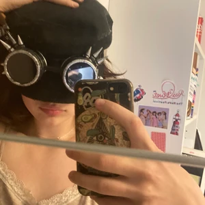 hatt o coola glasögon  - en svart hatt som passar alla huvudformer skulle jag säga och ett par steampunk glasögon man kan ta av och sätta på. köpte de separat men tycker dom passar så bra tillsammans.