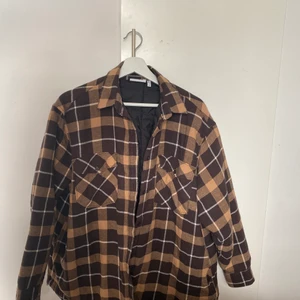 Skjort jacka  - En brun rutig jacka, med skjort utseende, från weekday, köpt i vintras men knappt använd. Den är lite fodrad och i mycket bra skick. 