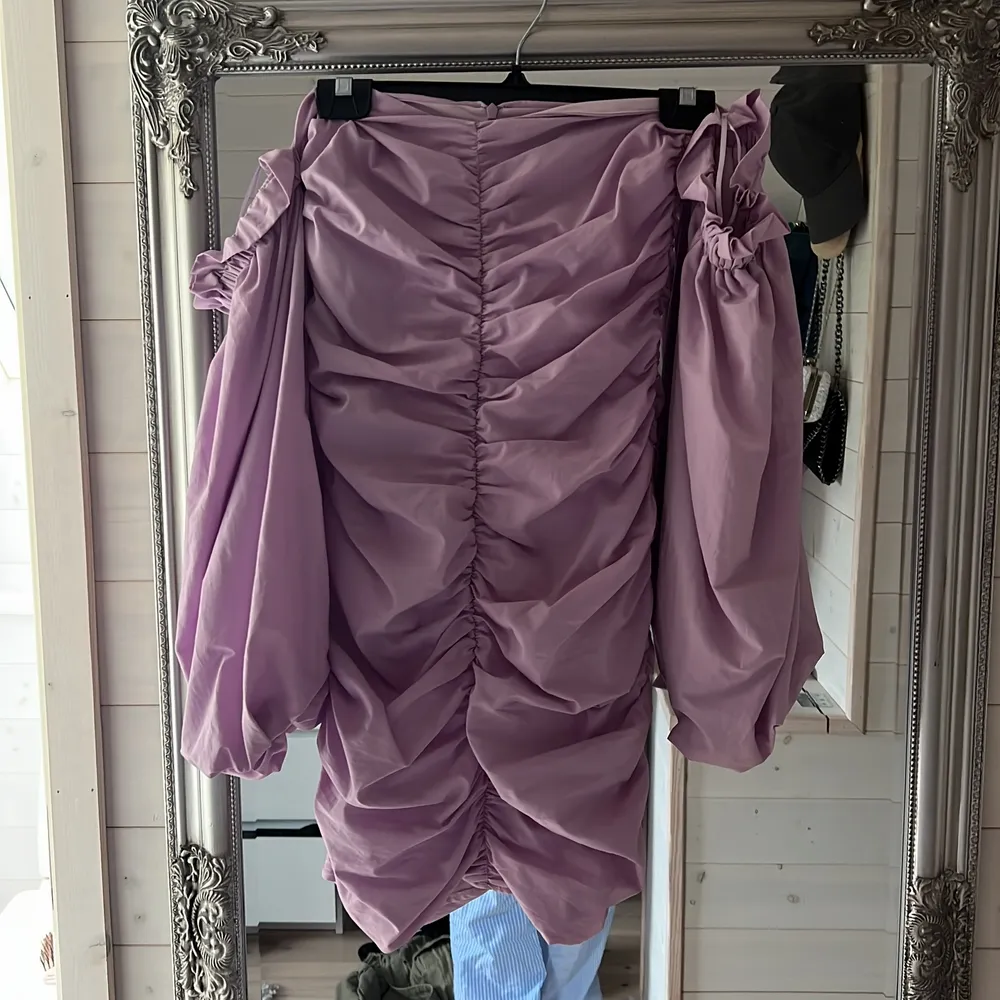 Supersöt lila klänning från Gina tricot. Använd en gång så typ som ny, storlek 36.  . Klänningar.