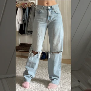 Gina tricot jeans - Blåa Gina tricot jeans köpa för lite mer en ett år sedan men aldrig använda då de är lite förstora på mig. 