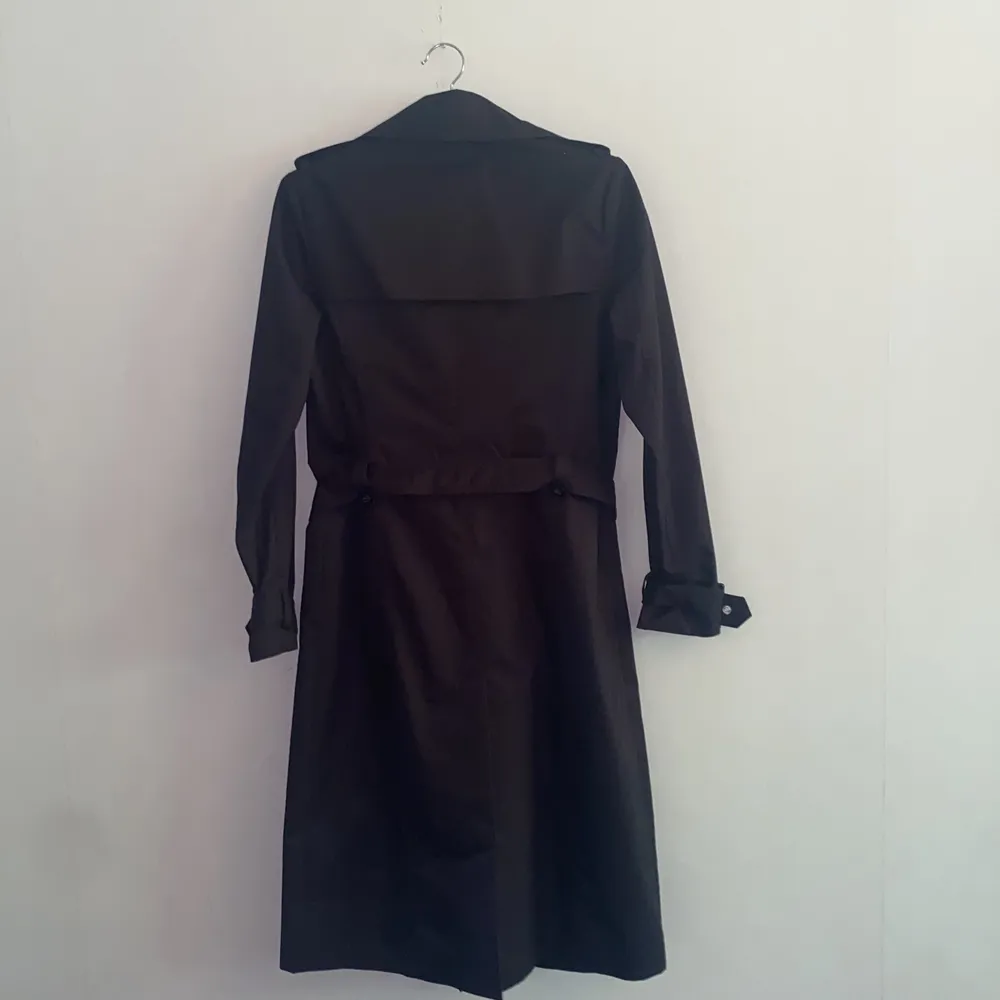 Nyskick - använd endast 1 gång. Köpt på Design Only Nordstan för 2 år sedan för nypris 1 600 kr. Det är en lång trench coat och slutar lite nedanför knäna på en kvinna på 1,70 cm. 🌸. Jackor.