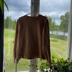En fin brun tröja med ”puff” ärmar. Strl xs/s från lager 157.  Köparen står för frakten. ⚠️Det finns katter i huset⚠️