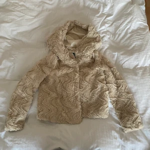 Fusk Päls jacka  - Fuskpäls jacka från Vero Moda. Supermysig och mjuk.🥰