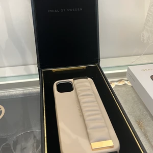 Iphoneskal - Oanvänt skal från ideal of Sweden för iPhone 11 PRO. Det har legat i kartongen hela tiden endast testad en gång. Kartongen medföljer om man vill.  Nypris 899kr