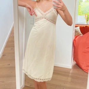 Klänning - Så fin klänning, dessvärre lite genomskinlig!