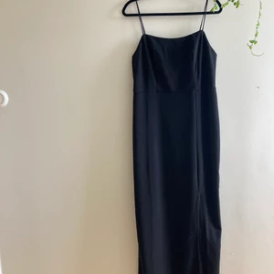 🖤FinFinKlänningMedSlits🖤 - Underbart fin klänning i stretchigt meterial! Supper klassik stil , en perfekt klänning o ha i garderoben.  Som du ser på bild 2 är jag ju liiite för kort för denna klänning. Jag är 169 cm. Storlek L