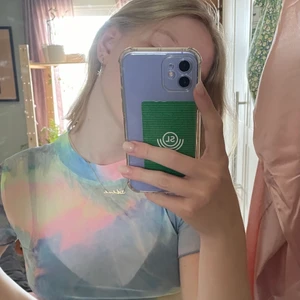 Strand tröja - Tröjan är genomskinlig så att man kan se bh-n!  Antar att man kan ha den över sin bikini påväg till stranden ifall man känner sig obekväm med bara bikini!  Men man kan också ha den på stan! Ja 